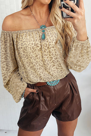 Blouse à manches longues en velours léopard beige hors de l'épaule