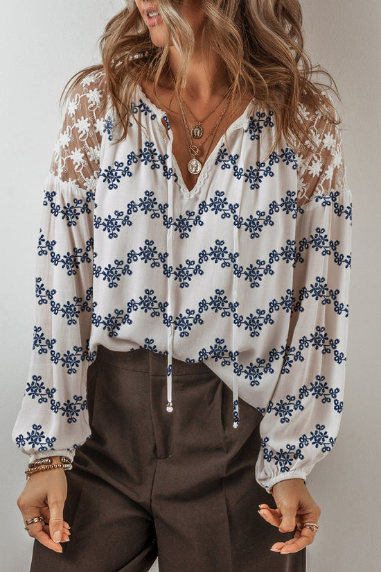 Chemisier bleu en dentelle patchwork floral à manches bulles et col fendu