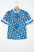 Blusa de manga curta com estampa floral azul com botão e gola listrada