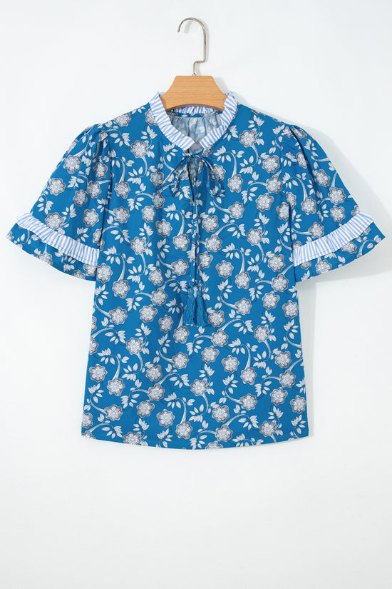 Blusa de manga curta com estampa floral azul com botão e gola listrada
