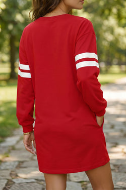 Vestido sudadera recto con mangas con bandas en contraste de equipo universitario en rojo fuego