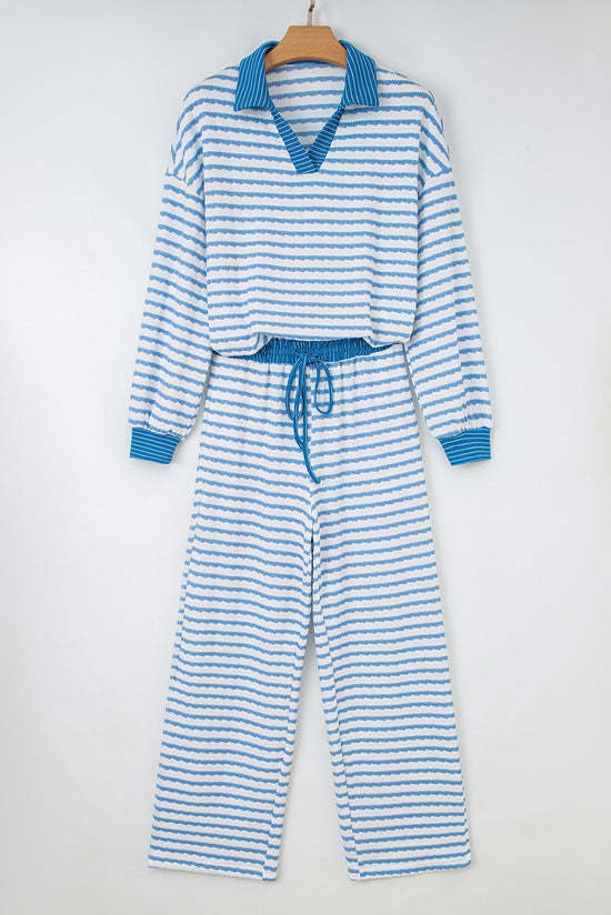Ensemble haut pull à col à rayures bleu ciel et pantalon à cordon de serrage