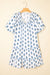Mini vestido floral azul celeste com manga bufante amarrada no pescoço e bolso