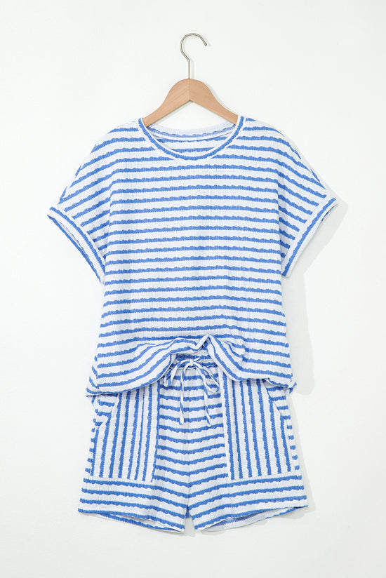 Top a manicotto corto a maglia nera e pantaloncini da cofano