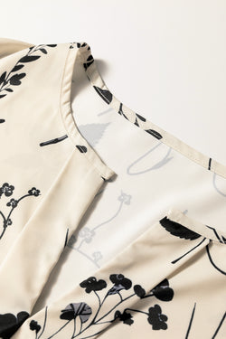 Blusa estampado floral botánico manga larga con cuello dividido color caqui