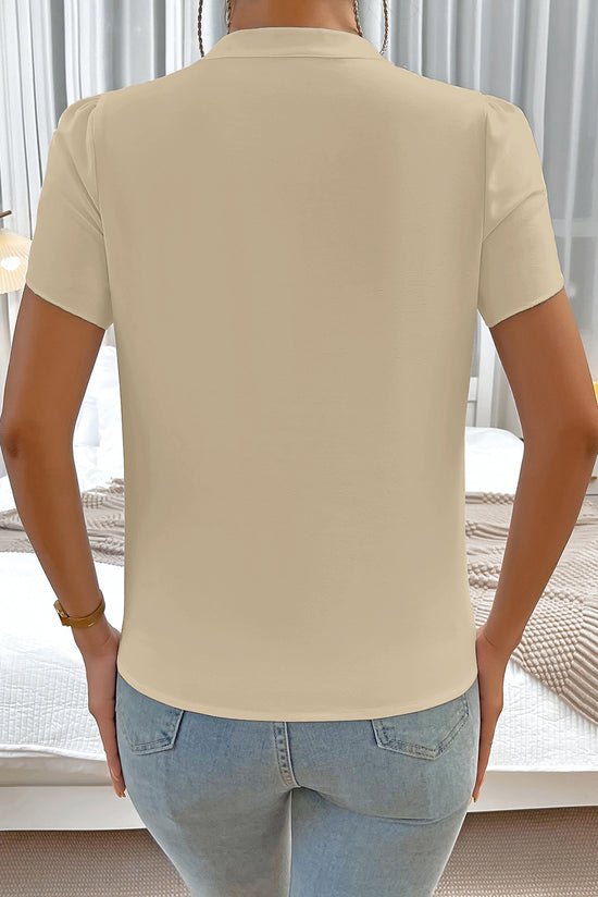 Blusa azul vela com decote entalhado e manga pétala