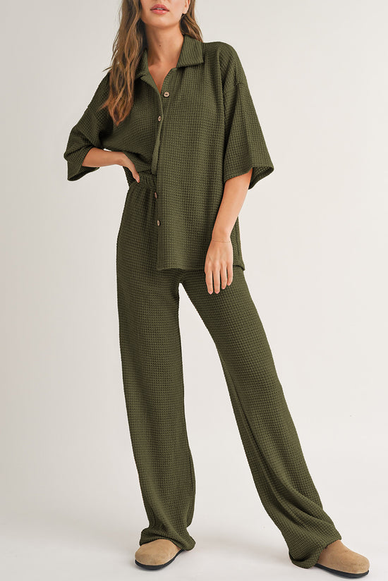 Camisa abotonada con textura de color sólido negro y pantalones casuales