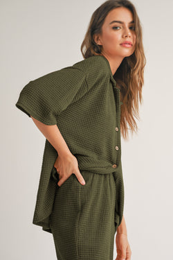 Champe boutonnée texturée de couleur unie noire et pantalon décontracté