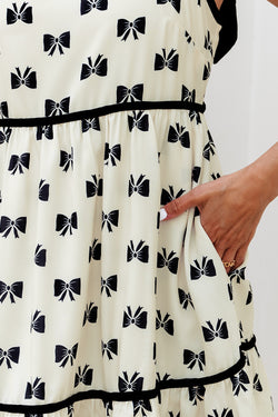 Blanc de couleur de nœud de nœud garniture nouée mini-robe épaule nouée