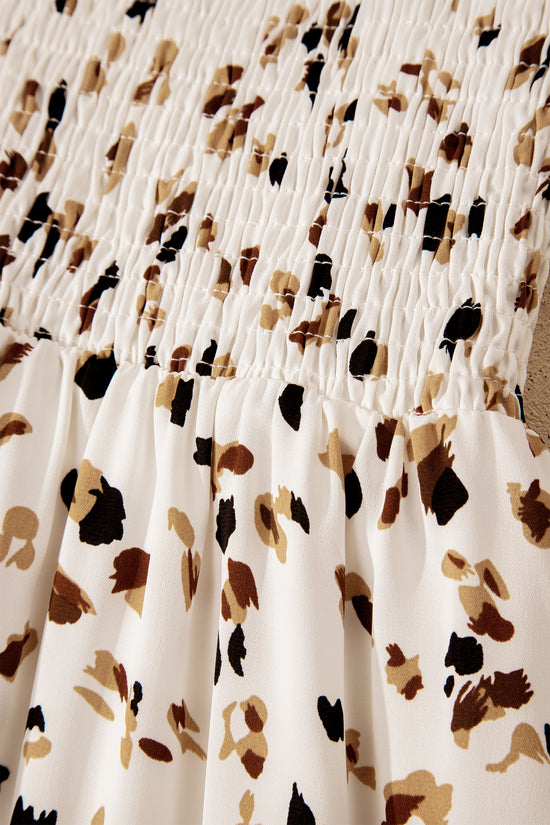 Robe beige à petites fleurs et imprimé floral, smockée, col carré, volants, manches courtes