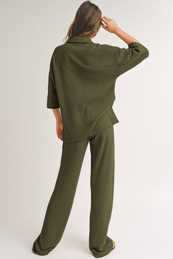 Camisa abotonada con textura de color sólido negro y pantalones casuales