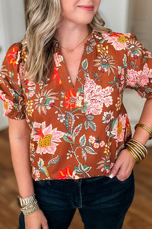 Blusa de manga curta com punho curto de pescoço de pescoço em Brown Floral costura floral