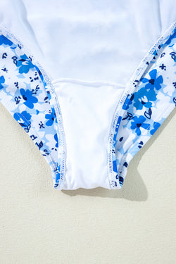Cingcio blu floreale con lana in cima a cavo out un costume da bagno con un pezzo