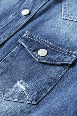 Lavandino luminoso blu cielo in difficoltà con la giacca di jeans sfilacciata