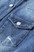 Lavandino luminoso blu cielo in difficoltà con la giacca di jeans sfilacciata