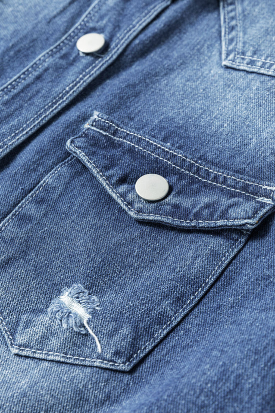 Lavandino luminoso blu cielo in difficoltà con la giacca di jeans sfilacciata