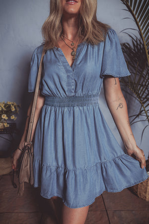 Ashleigh bleu à volants en V couche haute taille haute taille en denim robe