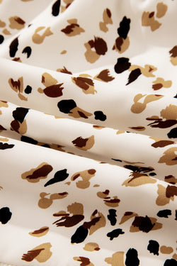 Vestido estampado floral de florecitas fruncido con cuello cuadrado y volantes de manga corta beige