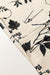 Blusa estampado floral botánico manga larga con cuello dividido color caqui