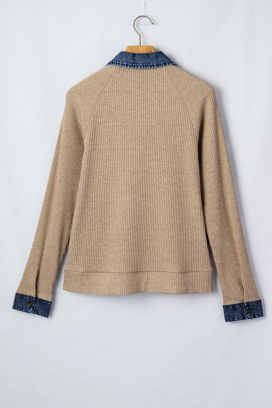 Top a maniche lunghe con polsini e colletto polo con bottoni patchwork in denim lavorato a coste beige