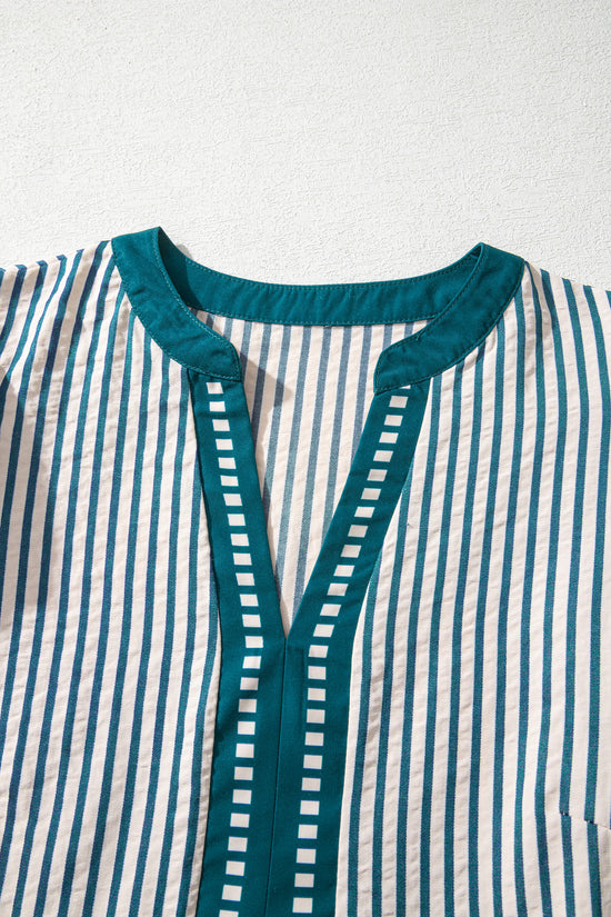 Robe mi-longue à rayures et double volants, manches courtes, bordure contrastée, col en V, marron