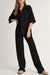 Champe boutonnée texturée de couleur unie noire et pantalon décontracté
