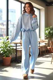 Set da salotto con pullover e pantaloni della tuta con spalle scoperte e patchwork floreale blu Beau