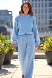 Set da salotto con pullover e pantaloni della tuta con spalle scoperte e patchwork floreale blu Beau