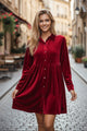 Robe bouton de velours à manches longues rouge à manches longues rouges