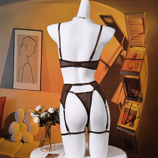 O conjunto de três peças que aumenta o fascínio com um mistério ousado