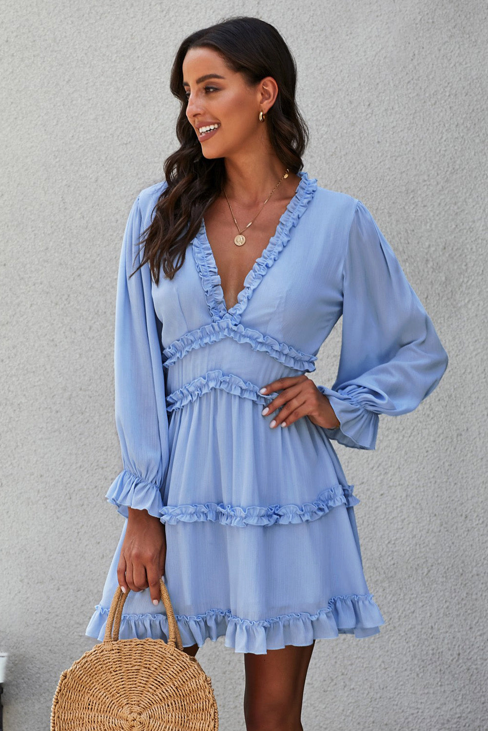 Detalles de volantes de cuello azul V