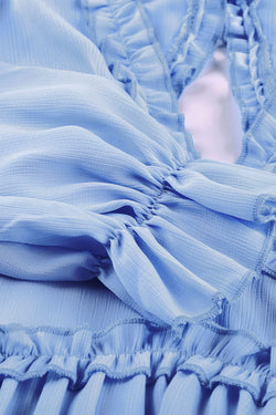 Detalles de volantes de cuello azul V