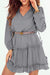 V cuello de manga larga mini vestido escalonado