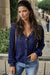 Cardigan blu leggero abbottonato all'uncinetto anteriore