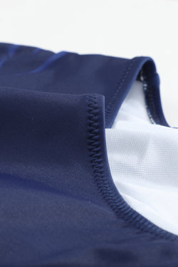 Costume da bagno a bordo del gradiente blu.