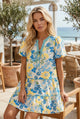 Robe bleue à manches courtes bouffantes et à rayures florales