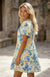 Robe bleue à manches courtes bouffantes et à rayures florales