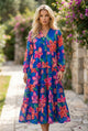 Vestido longo em camadas com estampa floral azul manga 3/4 com decote em V