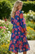 Vestido longo em camadas com estampa floral azul manga 3/4 com decote em V