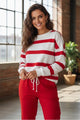 Pullover della spalla a goccia rossa e pantaloni da jogger
