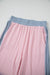 Tampa de retalhos de colorido com fio rosa e uma calça solta