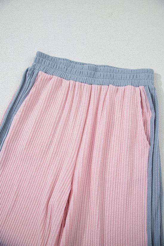 Tampa de retalhos de colorido com fio rosa e uma calça solta