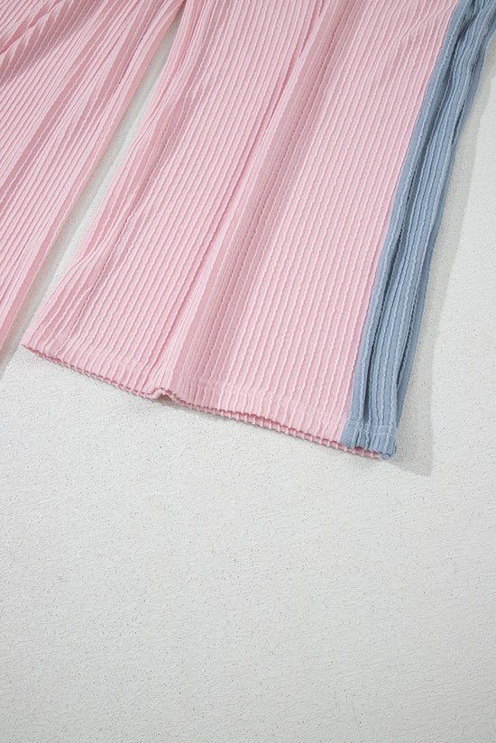 Tampa de retalhos de colorido com fio rosa e uma calça solta