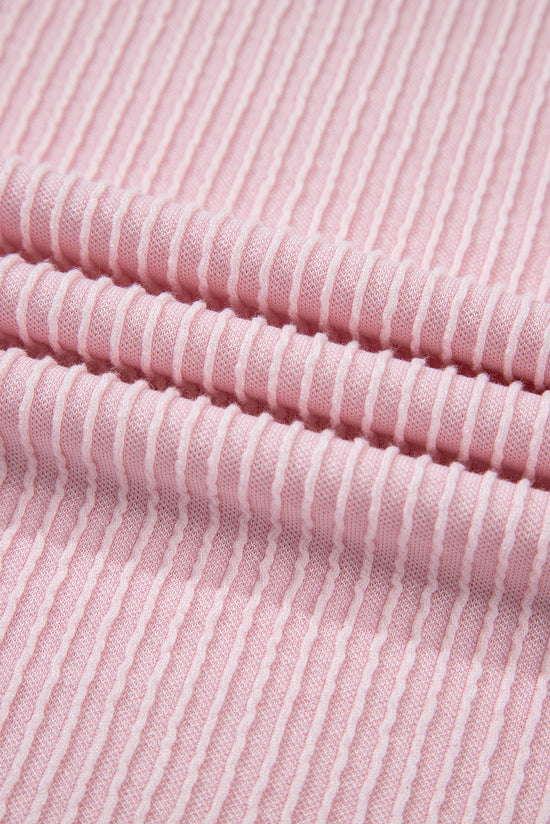 Tampa de retalhos de colorido com fio rosa e uma calça solta