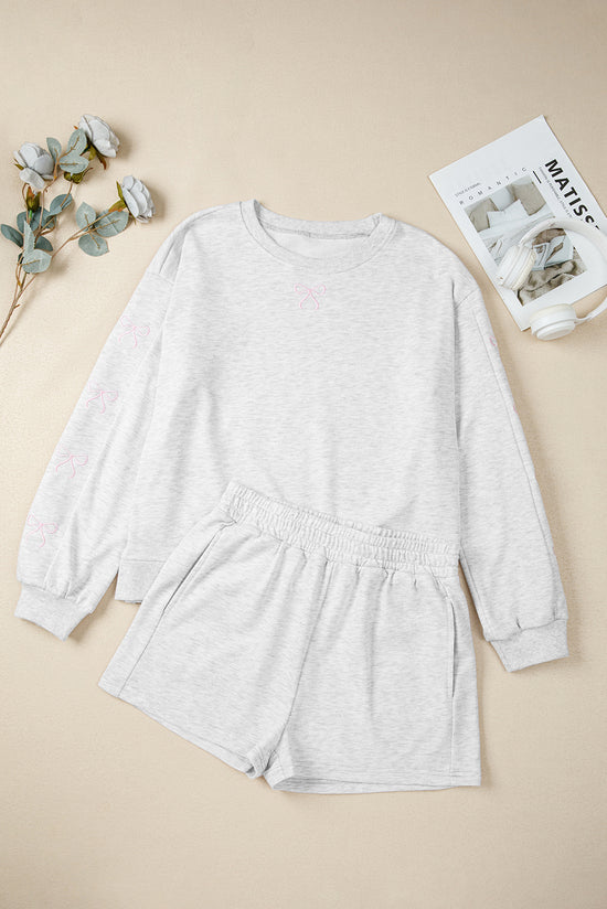 Ensemble court 2 pièces avec pull à manches bouffantes et nœud girly gris clair avec détails brodés