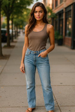 📦 Lot de 25 pantalons pour femmes — jeans mélangés, styles légers et d'été.