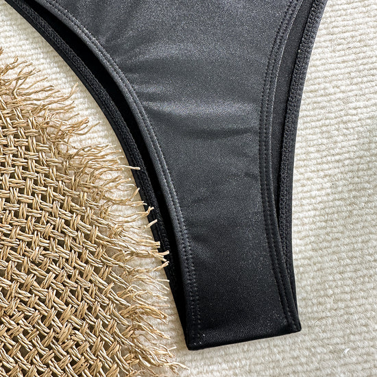 ✨ OCEAN GLOW – Le bikini radieux qui capture la magie de l’été