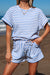 Top a manicotto corto a maglia nera e pantaloncini da cofano