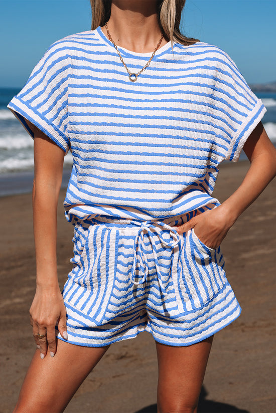 Top a manicotto corto a maglia nera e pantaloncini da cofano