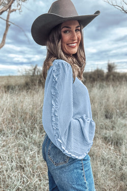 Misella blu frillina a bordo blu blu camicetta a collo rotondo